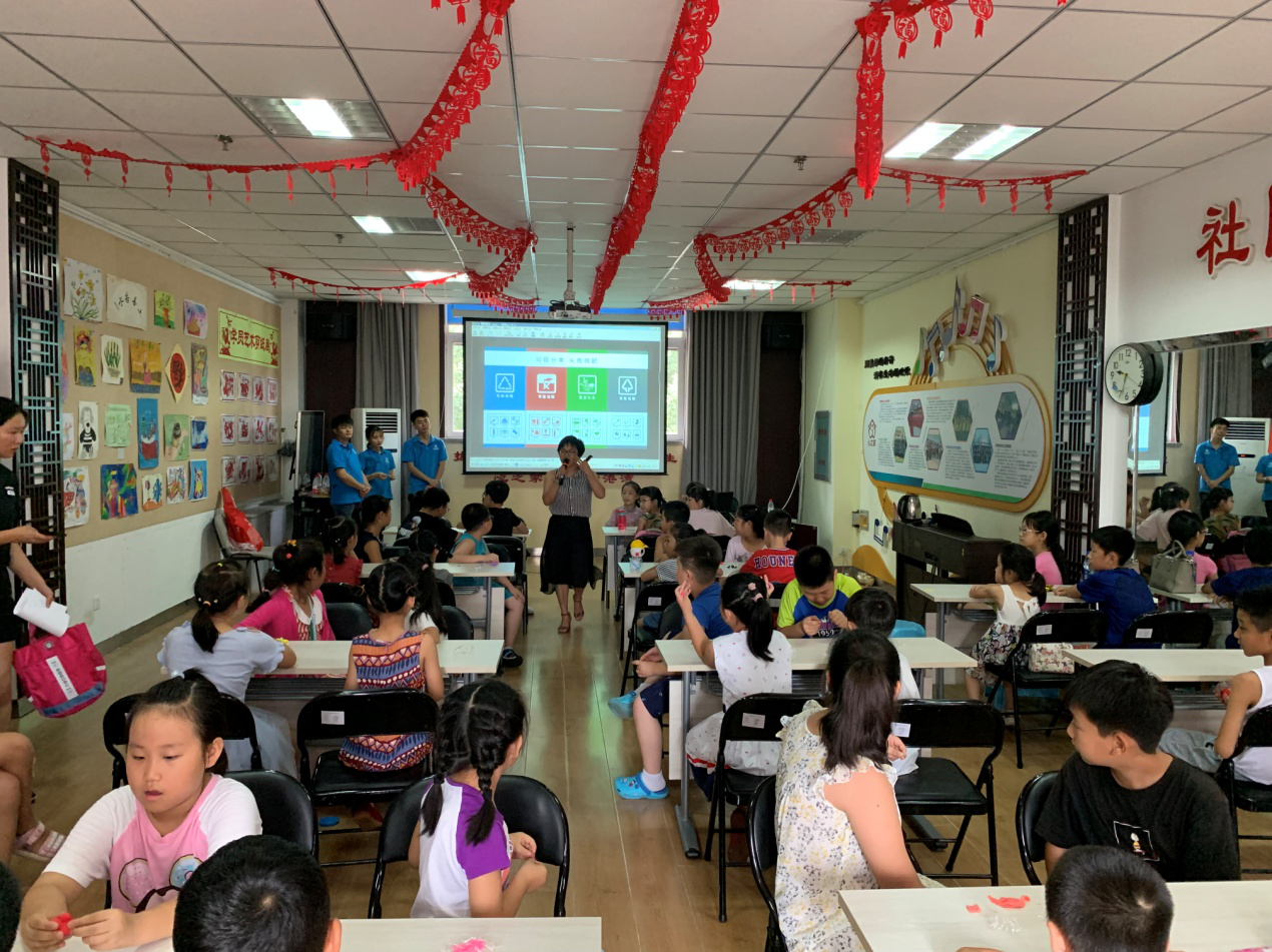 五三街道河畔新城社区团支部开展垃圾分类宣讲活动