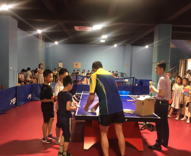 浑河站东街道嘉榆社区团支部开展青少年乒乓球公益培训活动