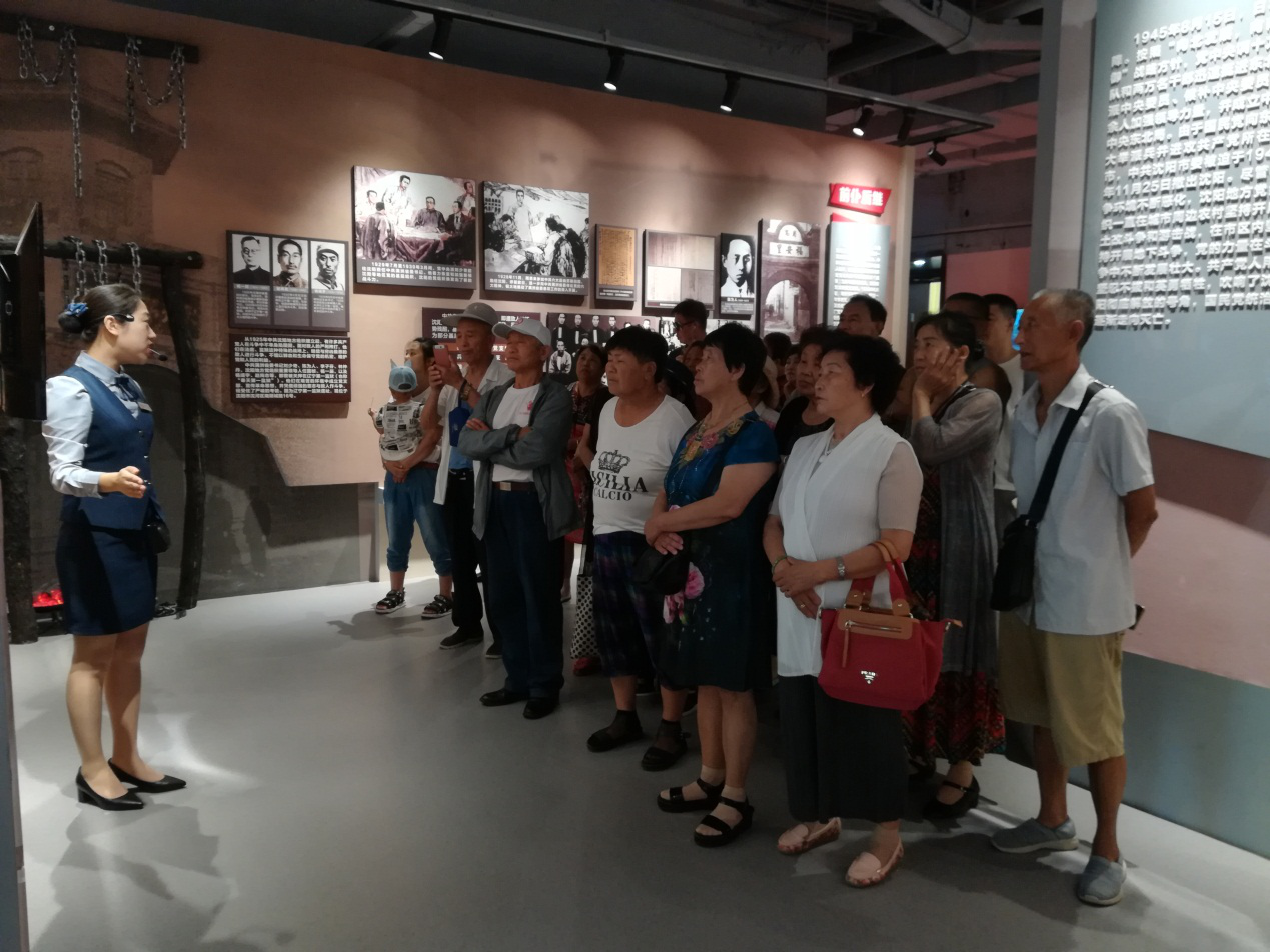 嘉华社区党总支组织党员及积极分子前往红色驿站教育基地参观学习