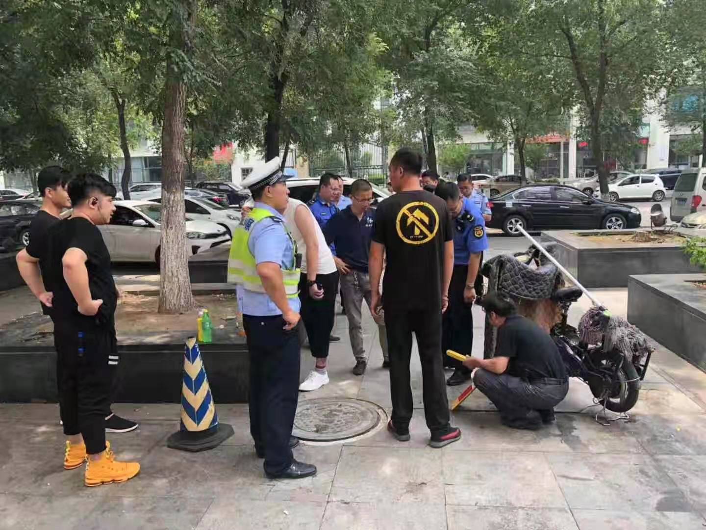 五三街道联合区执法局、交警大队、五三派出所对辖区内公共停车位进行整治