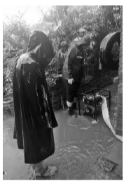 两天两夜 冒雨坚守地势低洼城中村 夫妻俩以车为家 白天排险情 晚上守村口