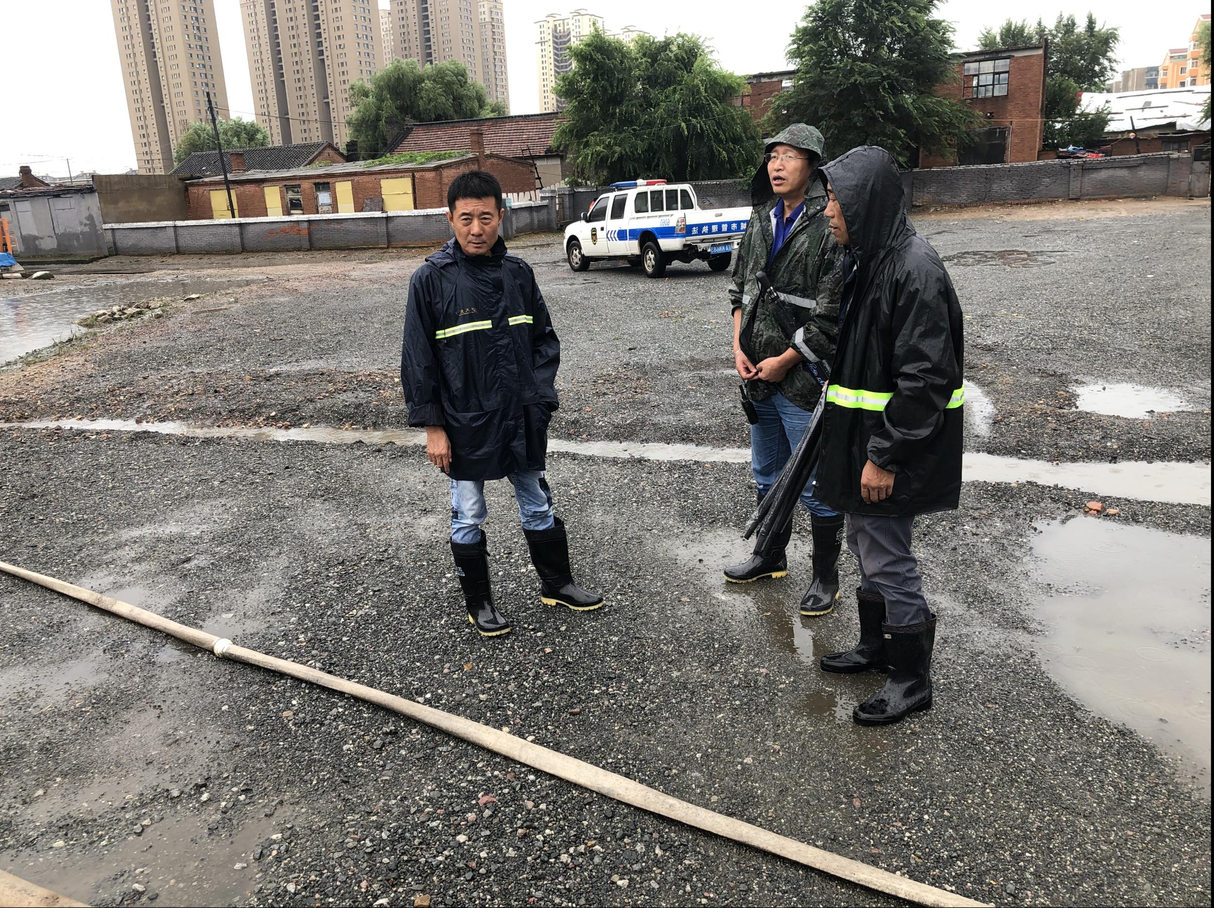 白塔街道全员行动应对台风“利奇马”