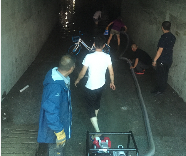 孤家子社区党群同心风雨排险