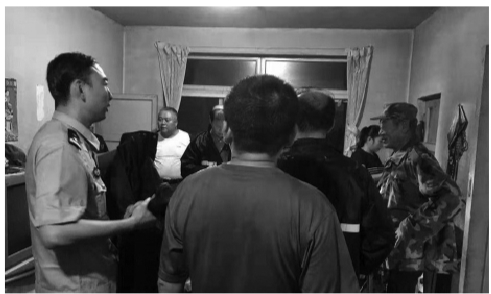 民警400句“大爷大妈” 两小时劝走20位老人