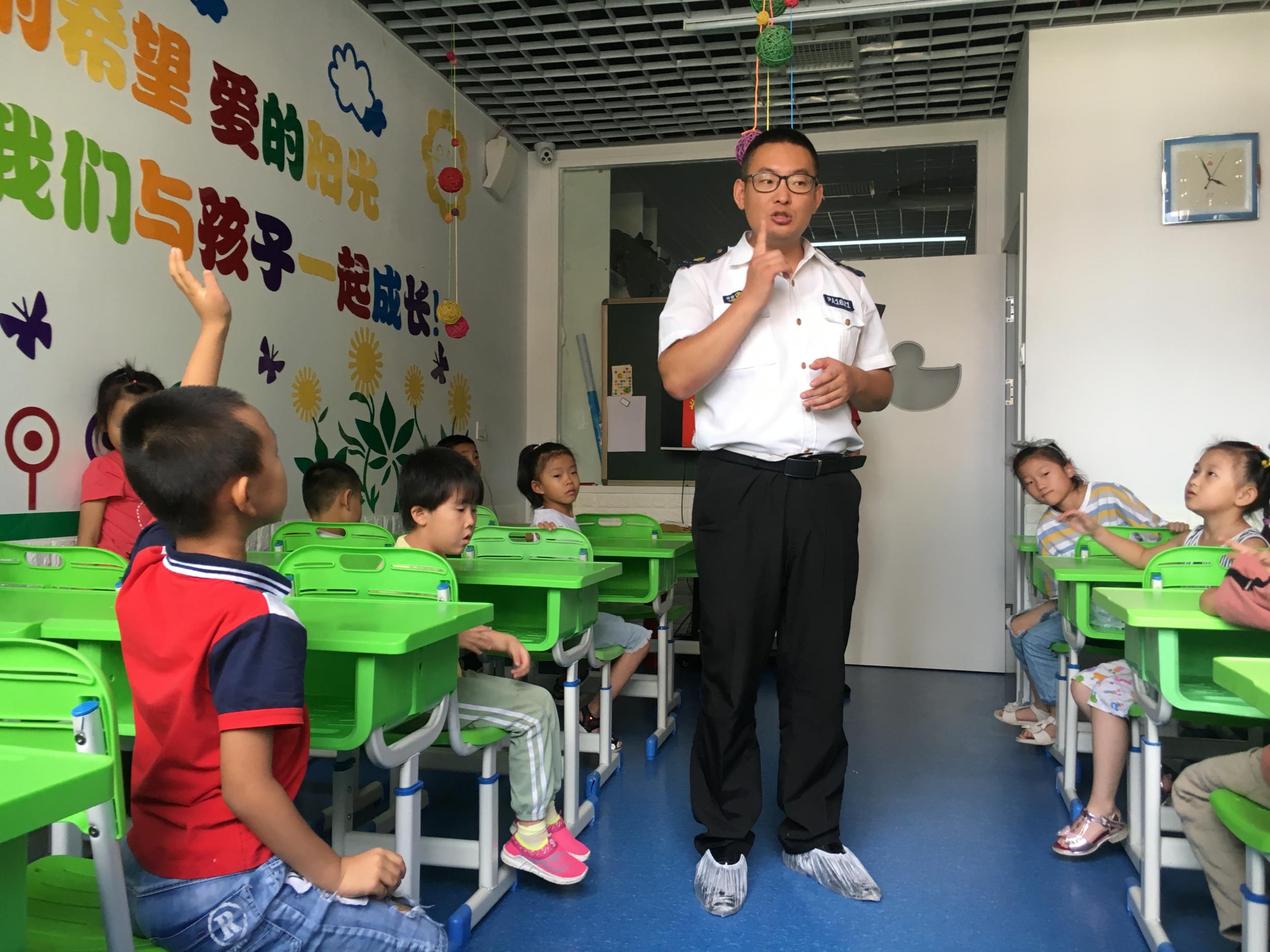 树立消防安全意识 创建平安幼儿园——紫提东郡社区开展消防安全知识讲座