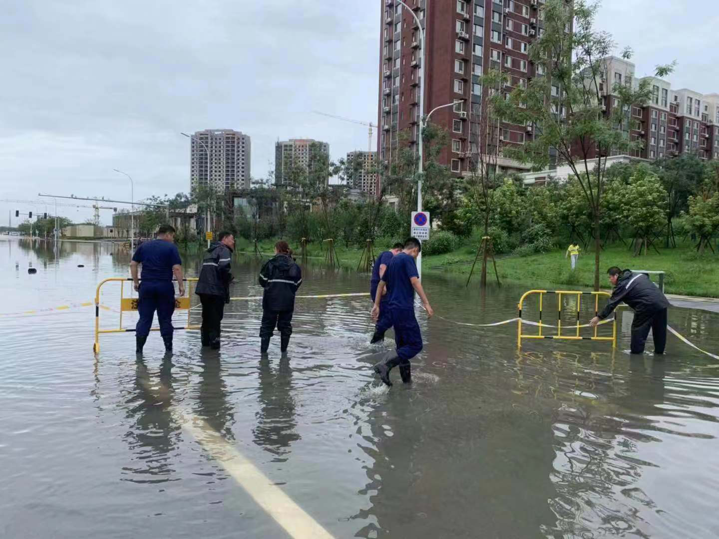 盛夏迎暴雨 防汛担先锋