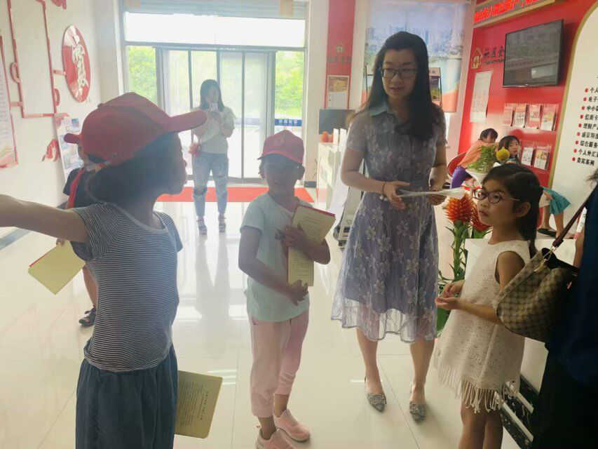 浑河站东街道彩霞社区工青妇开展“壮丽70年绘美好家园创文明城市”绘画活动