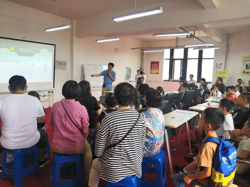 浑河站东街道库榆社区团支部与锦程社区团支部开展“学校放假社区开学”青少...