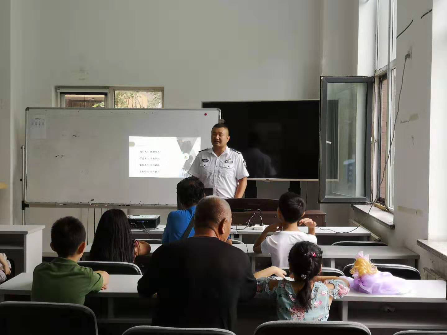 浑河站东街道万科新榆社区团支部开展青少年暑期安全知识讲座