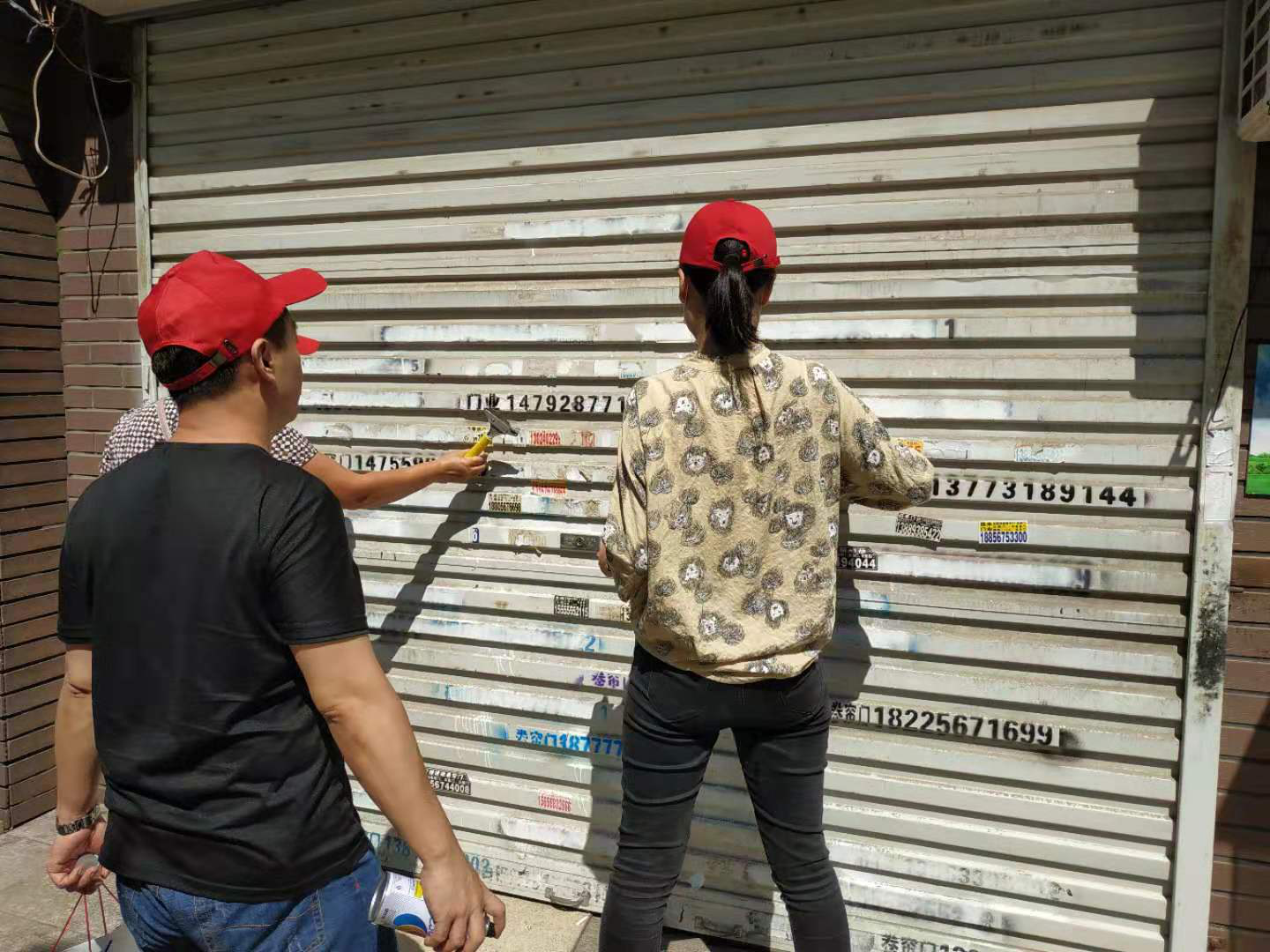 在水一方社区党委积极开展创城大清扫工作