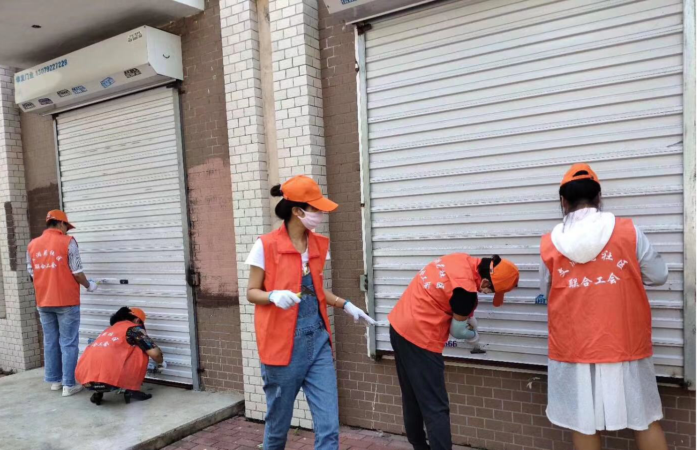 社区清理小广告 助力创城我先行