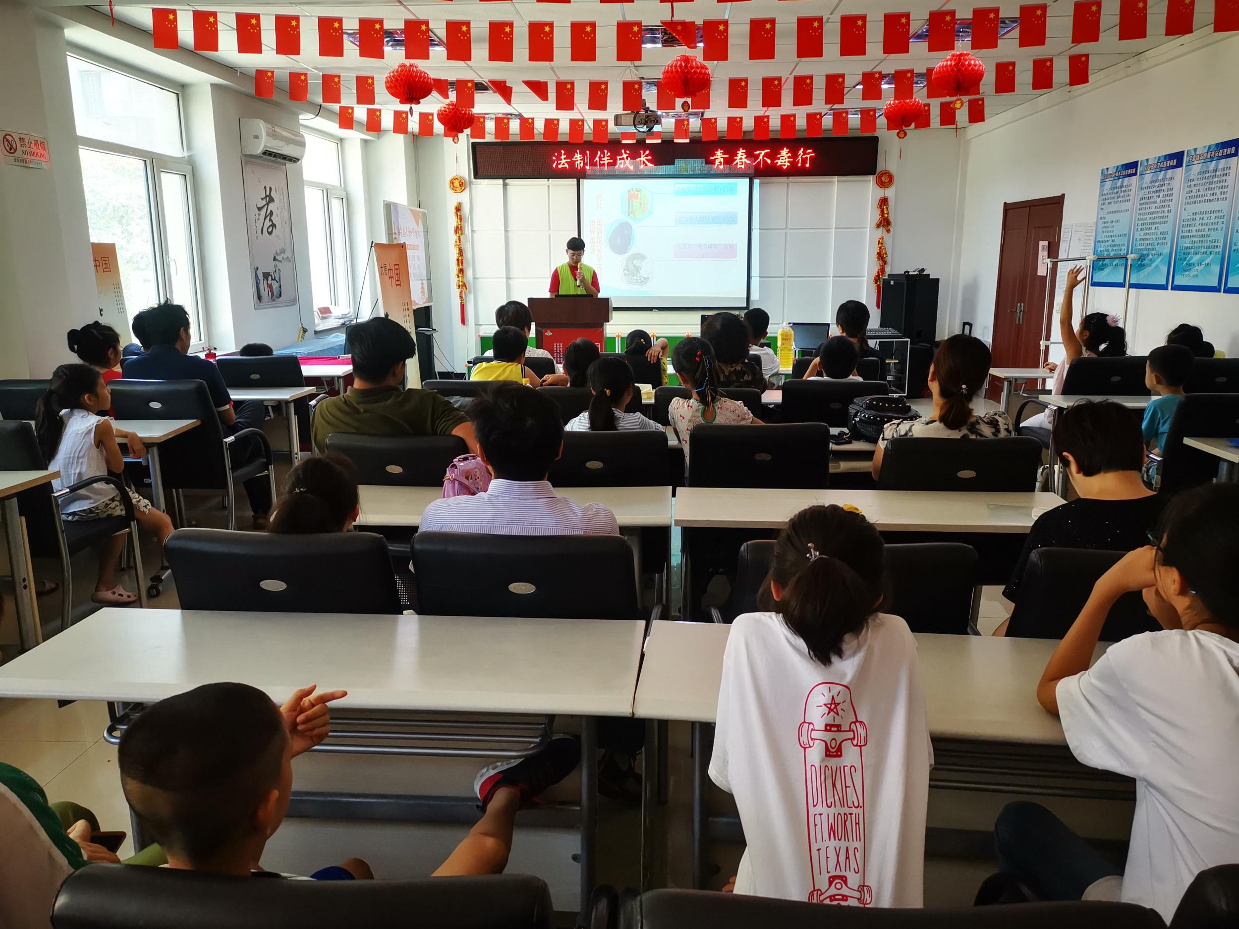 五三街道富都丽景社区团支部邀请青少年维权“种子”计划志愿者开展“法治伴...