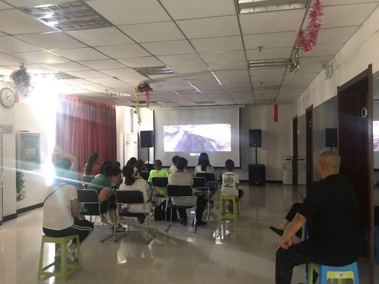 东湖街道文欣社区团支部开展“学校放假社区开学”观影活动