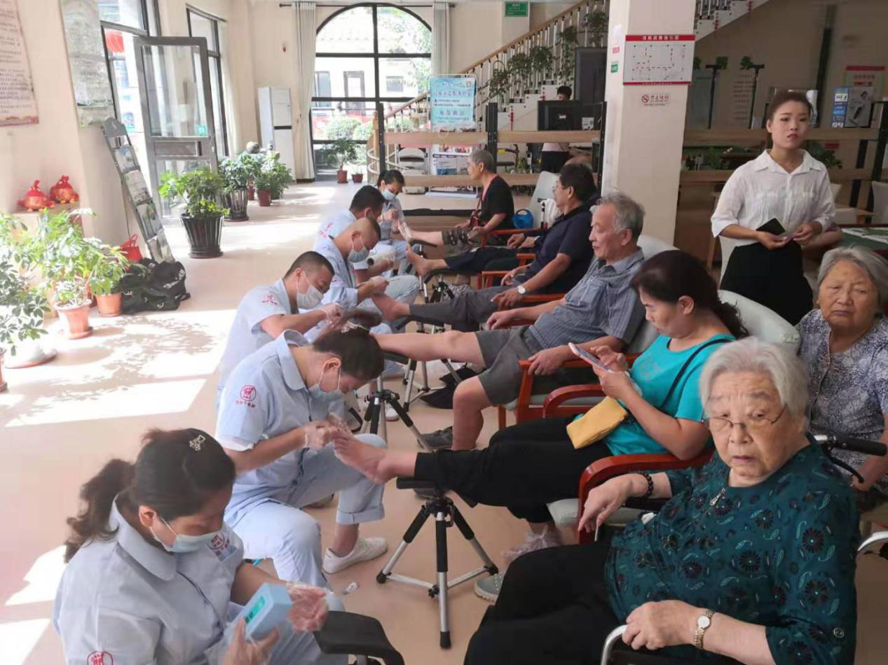 千里之行始于足下、公益修脚走进社区——恒大江湾社区公益开展公益活动