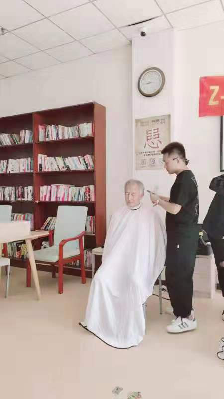 恒大江湾社区开展“点点爱心，温暖真情”公益理发活动