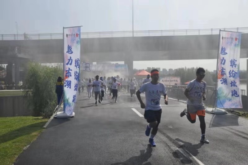 “魅力东湖缤纷炫跑”在浑南区东塔桥举行