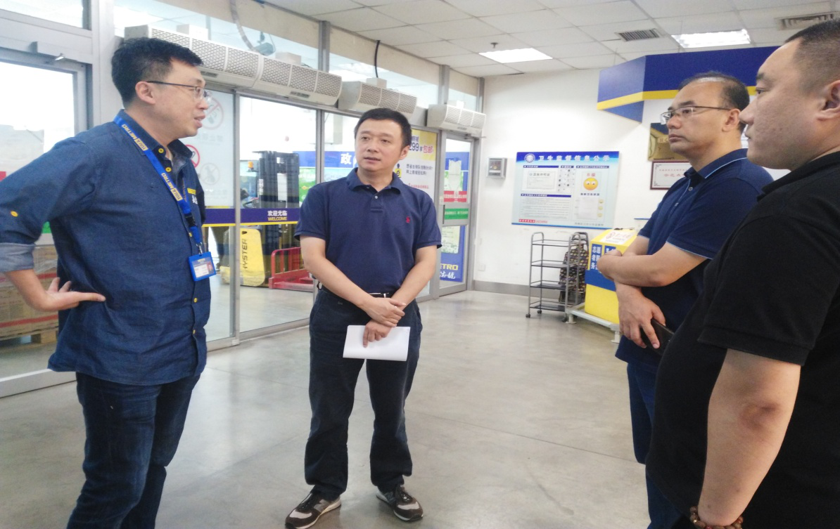 区政府主管领导带队赴商超点位现场督促