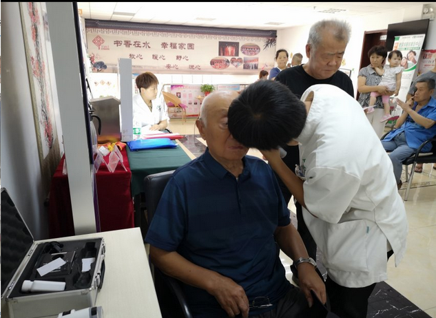 眼科检查进社区 免费检查送光明