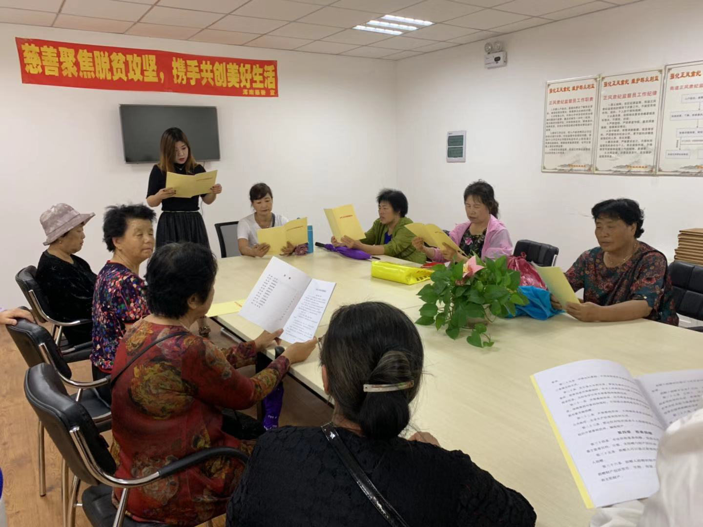 东湖街道紫提东郡社区开展“中华慈善日”宣传活动