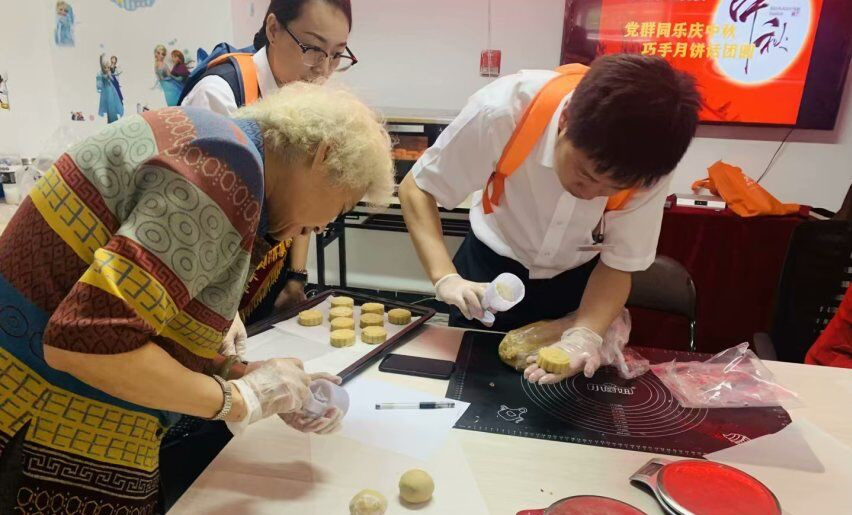 彩霞社区开展“巧手月饼话团圆”中秋节喜乐会