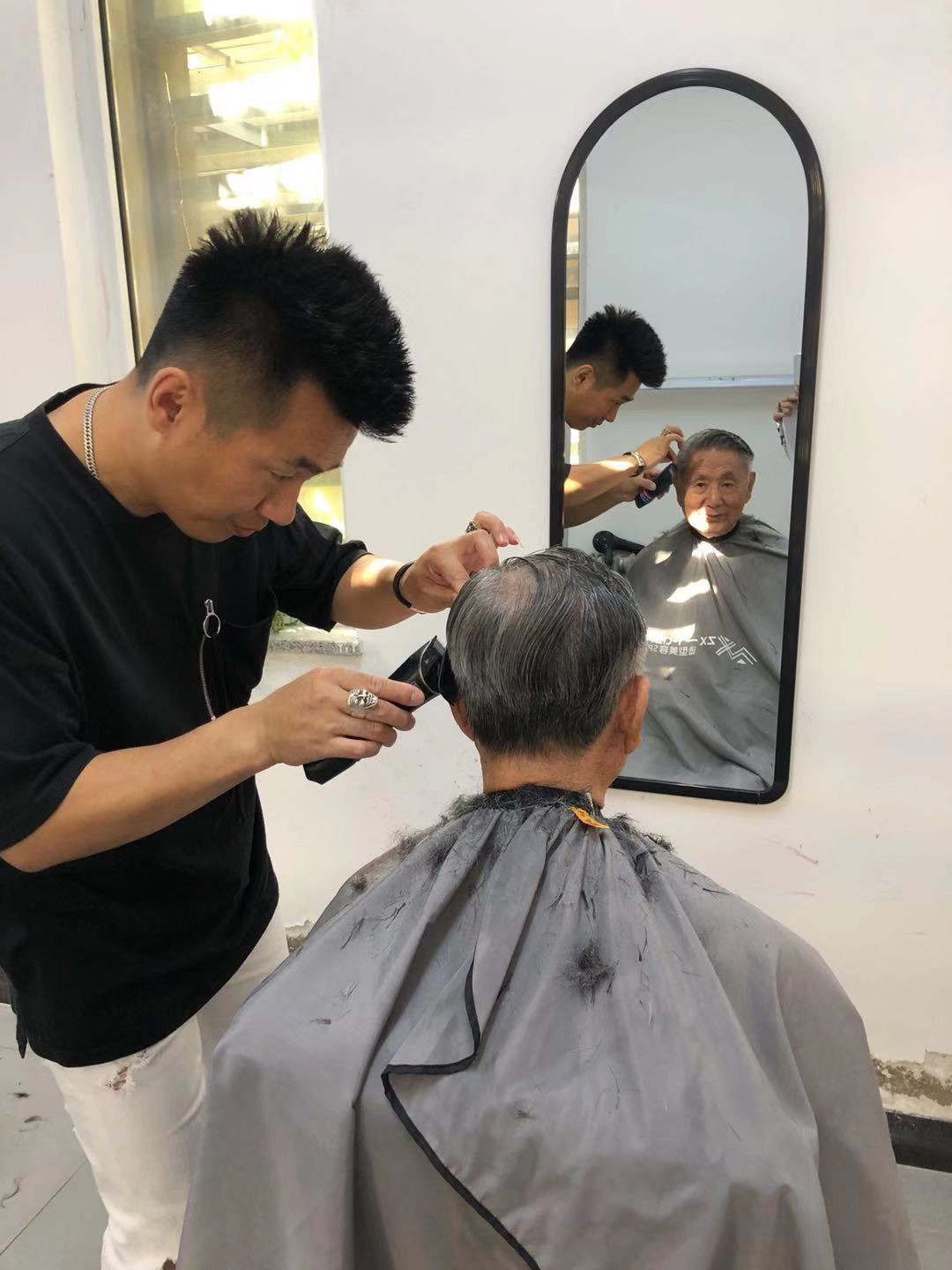 “共创文明城，温暖进社区”富都丽景社区举行免费理发公益活动