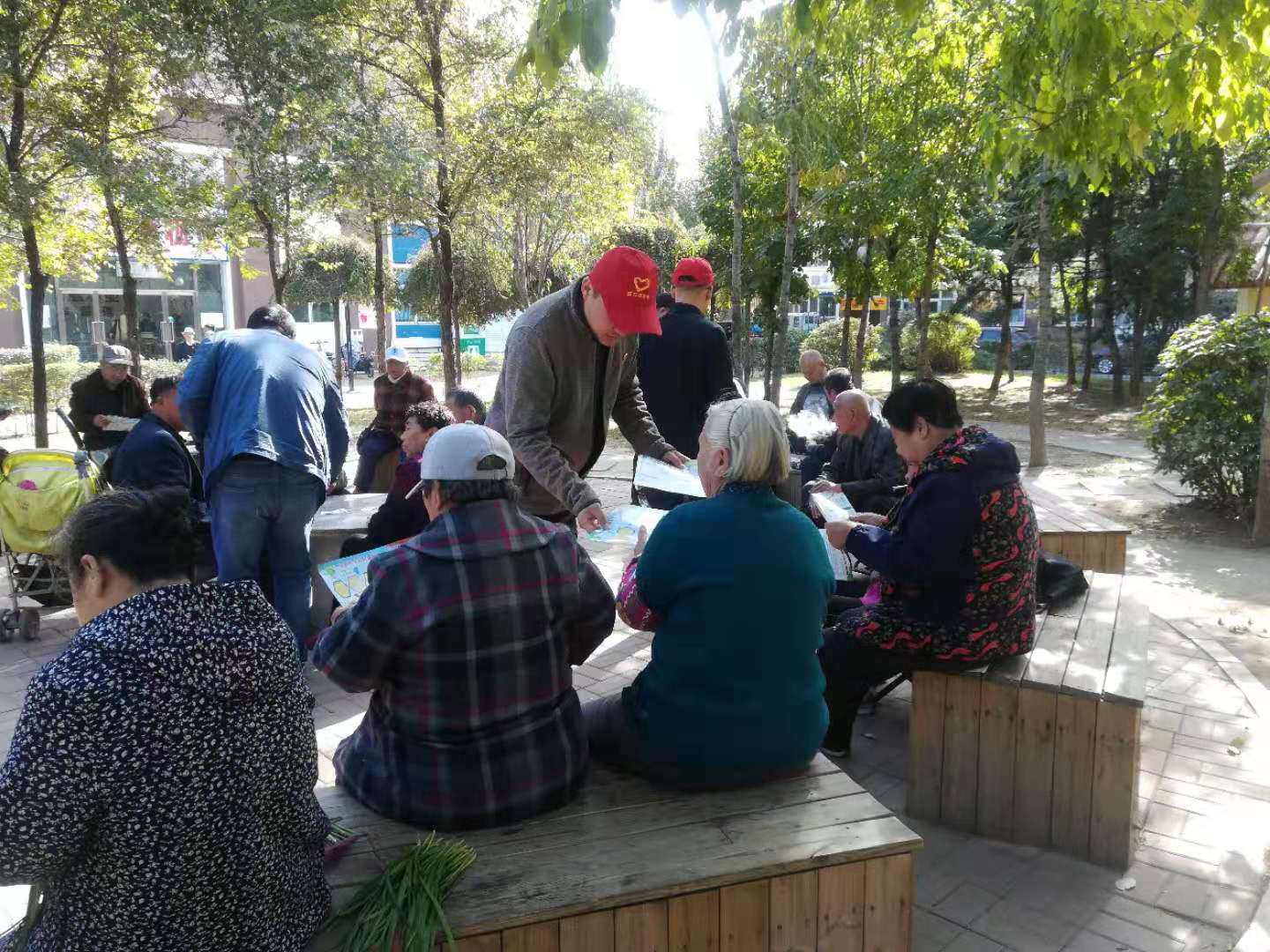 五三街道嘉华社区联合浑南区委办开展助力创城宣传及卫生大清扫活动