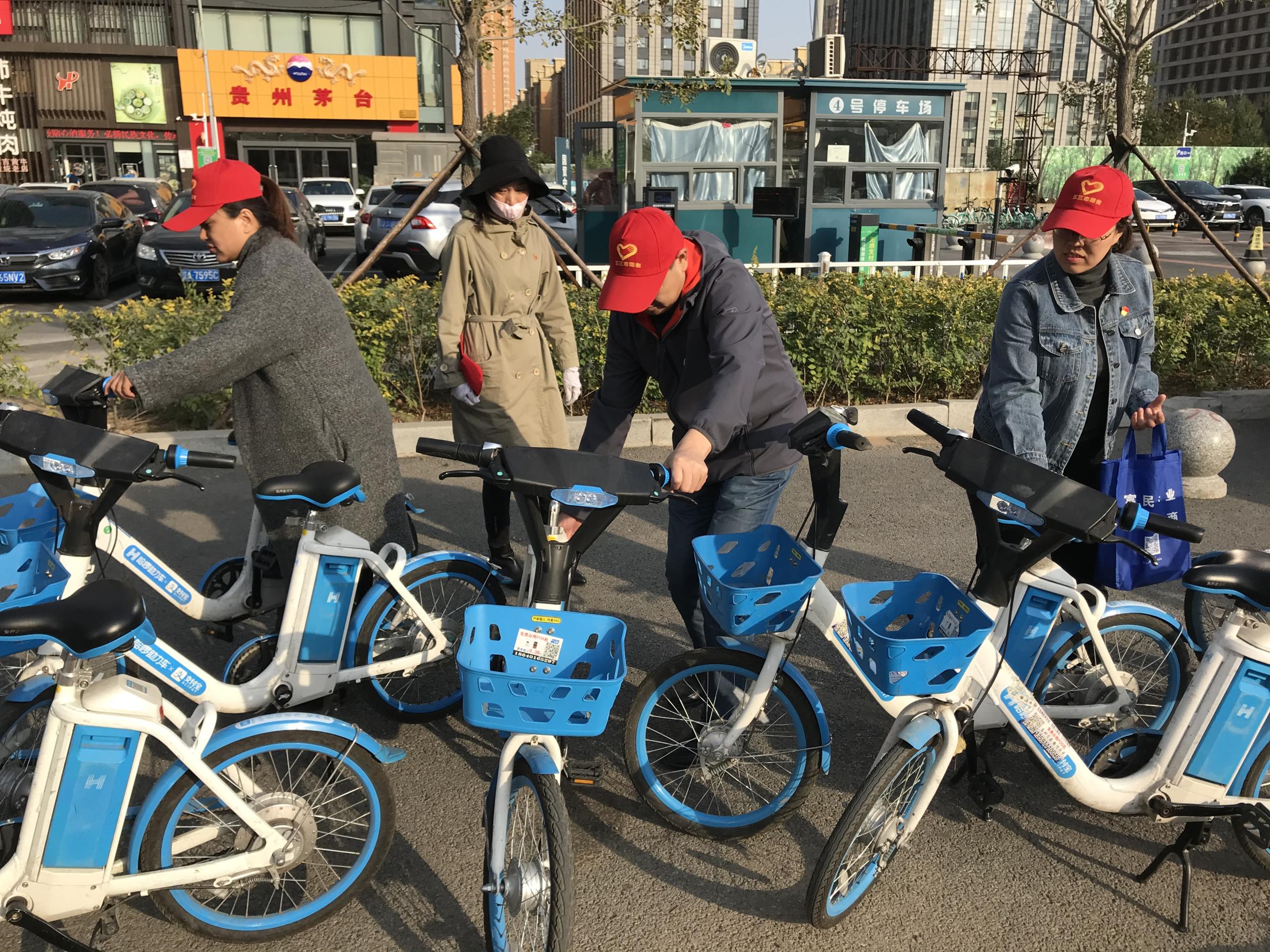 清理整理共享单车 文明创建争做先锋——浑南区财政局党员干部志愿者用实际...