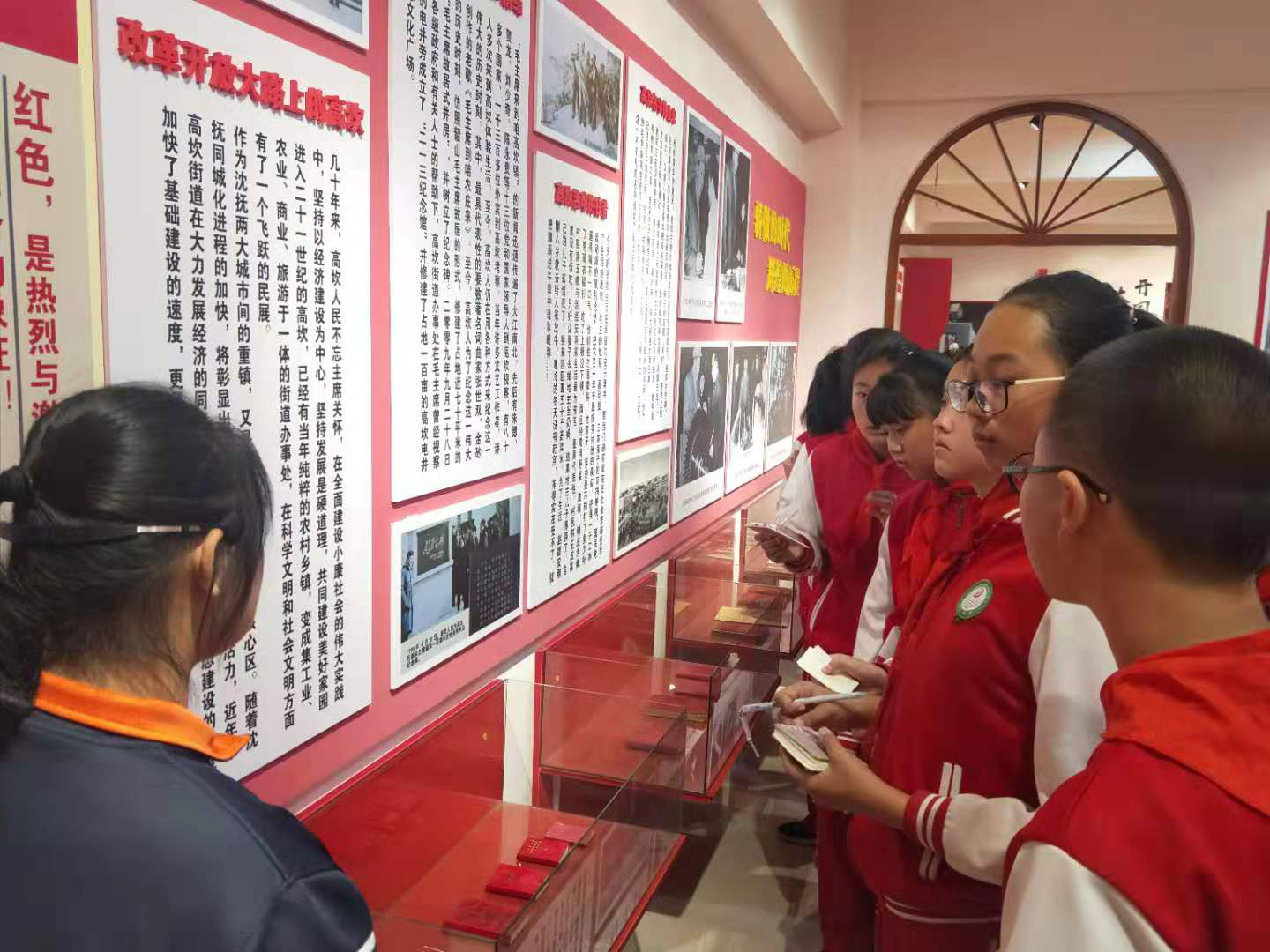 高坎中心小学开展“不忘初心跟党走 争做时代好少年”参观红史馆活动