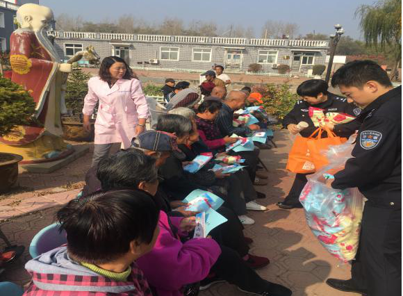 牢记初心使命 普法敬老暖心房