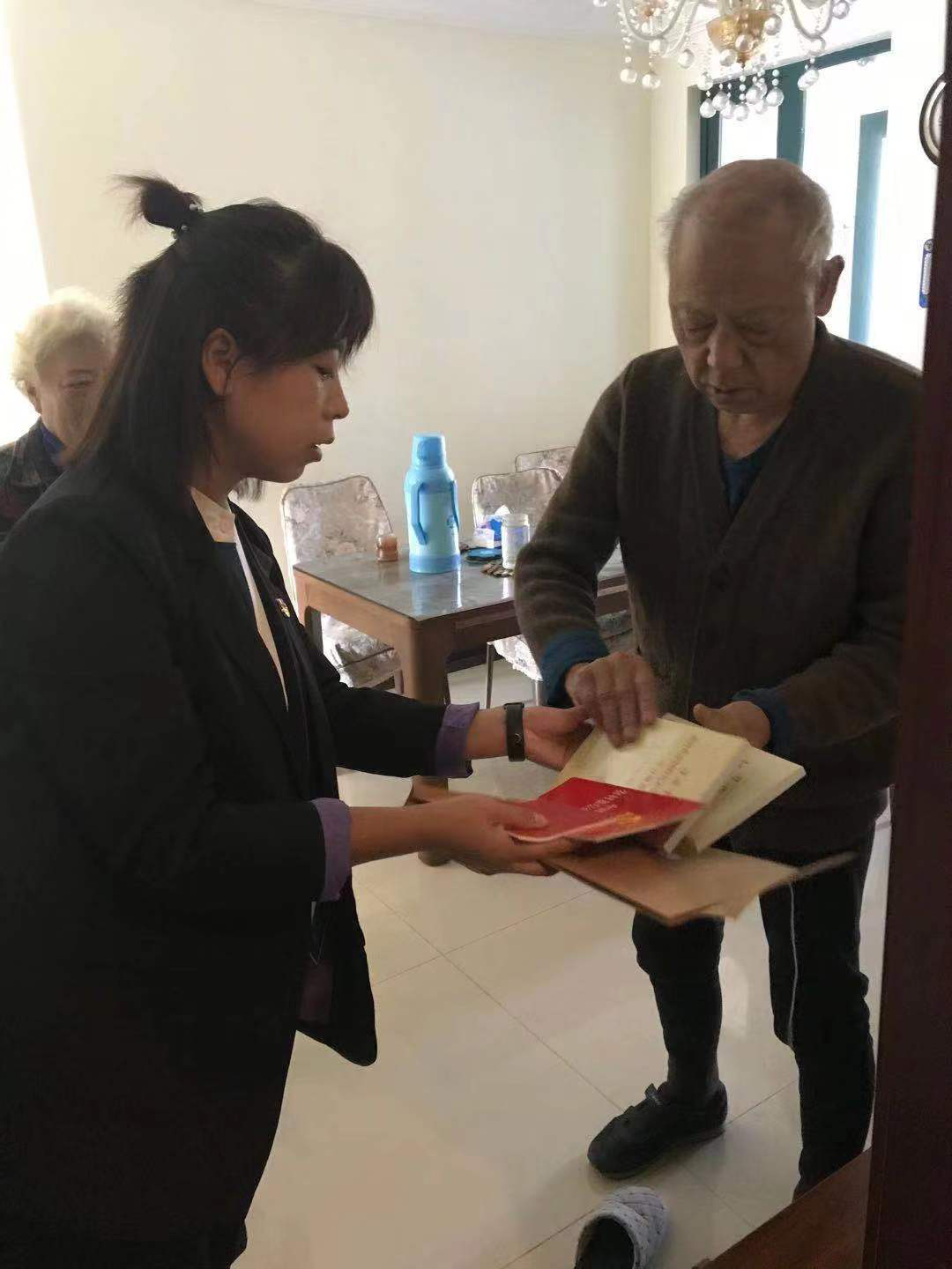 不忘初心、牢记使命 为老党员送学上门——恒大江湾社区开展关爱老党员,送...