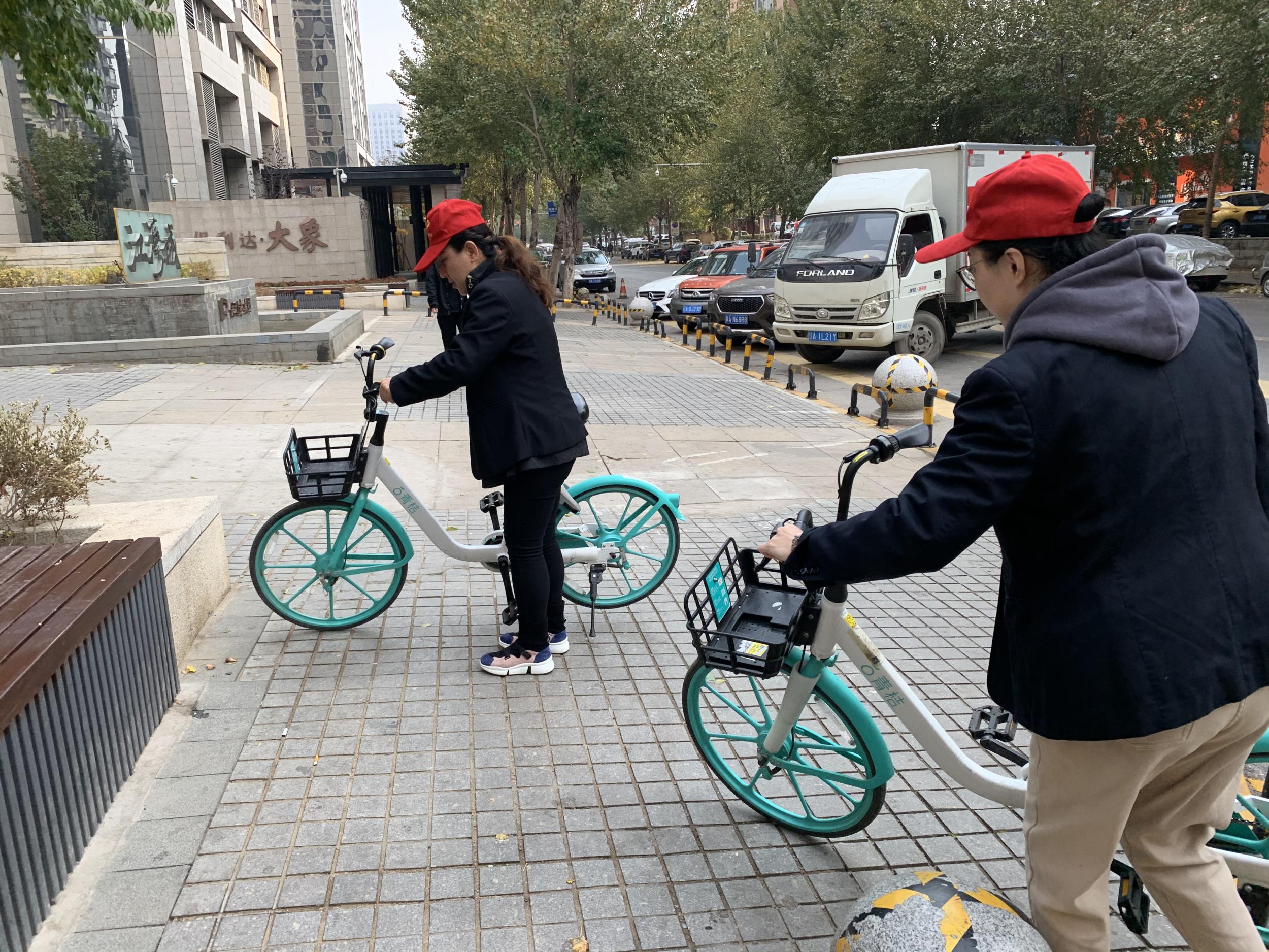 奥体社区维护公共秩序党员志愿服务