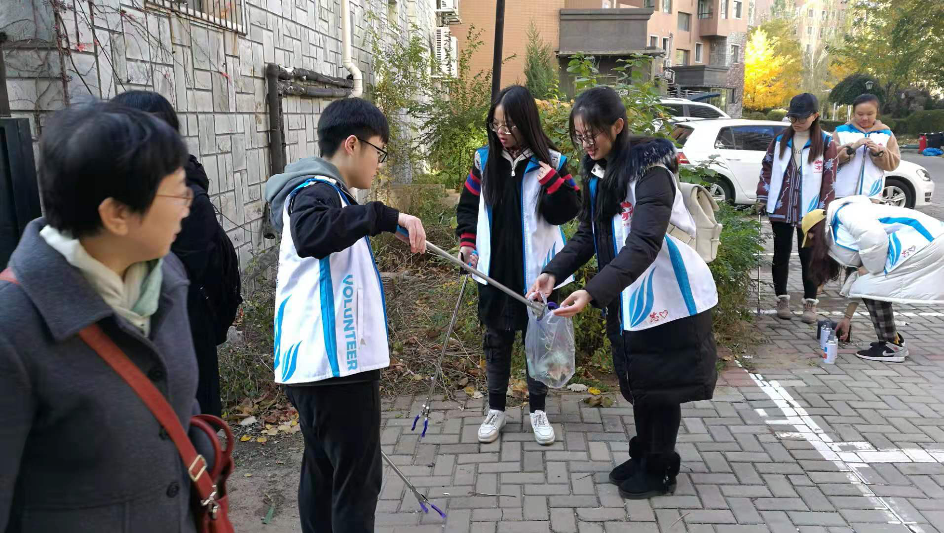 浑河站东街道浦江社区开展“助力创城”志愿服务