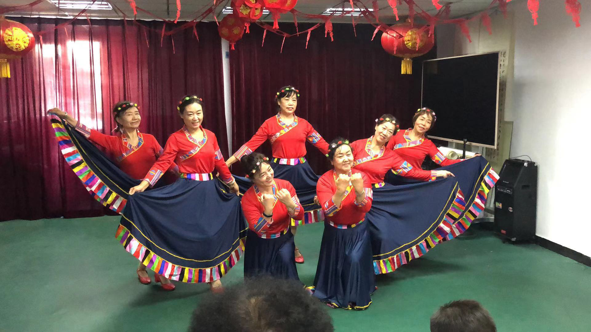 情暖深秋 关爱老人 优品天地社区举办敬老月活动