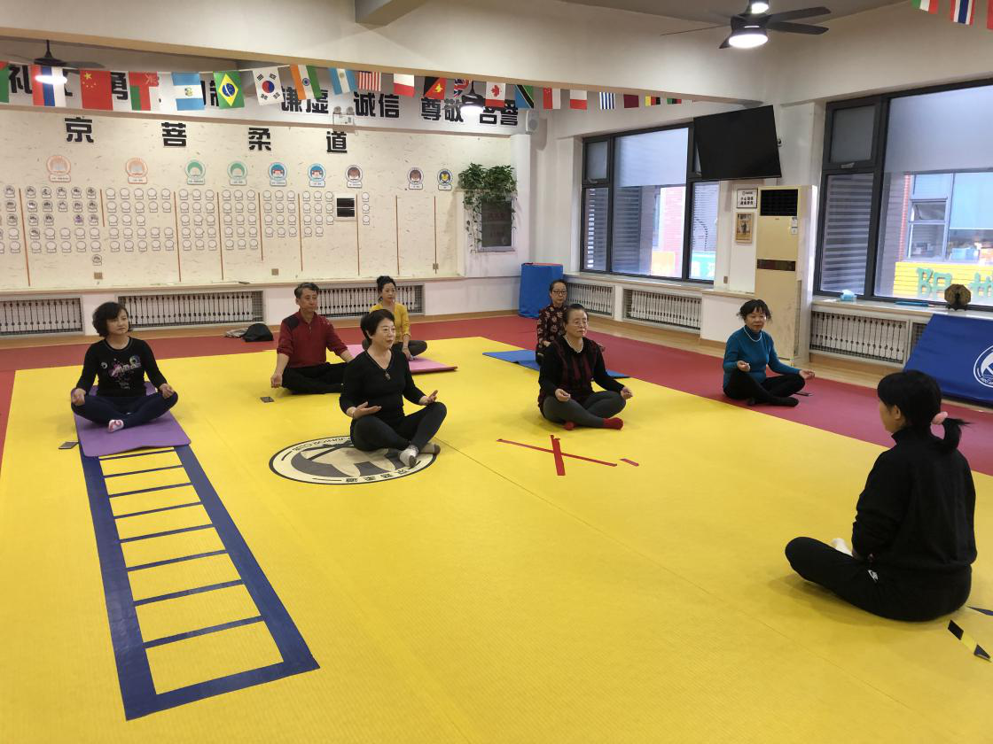 优品天地社区党总支运用商户联盟开展瑜伽课程