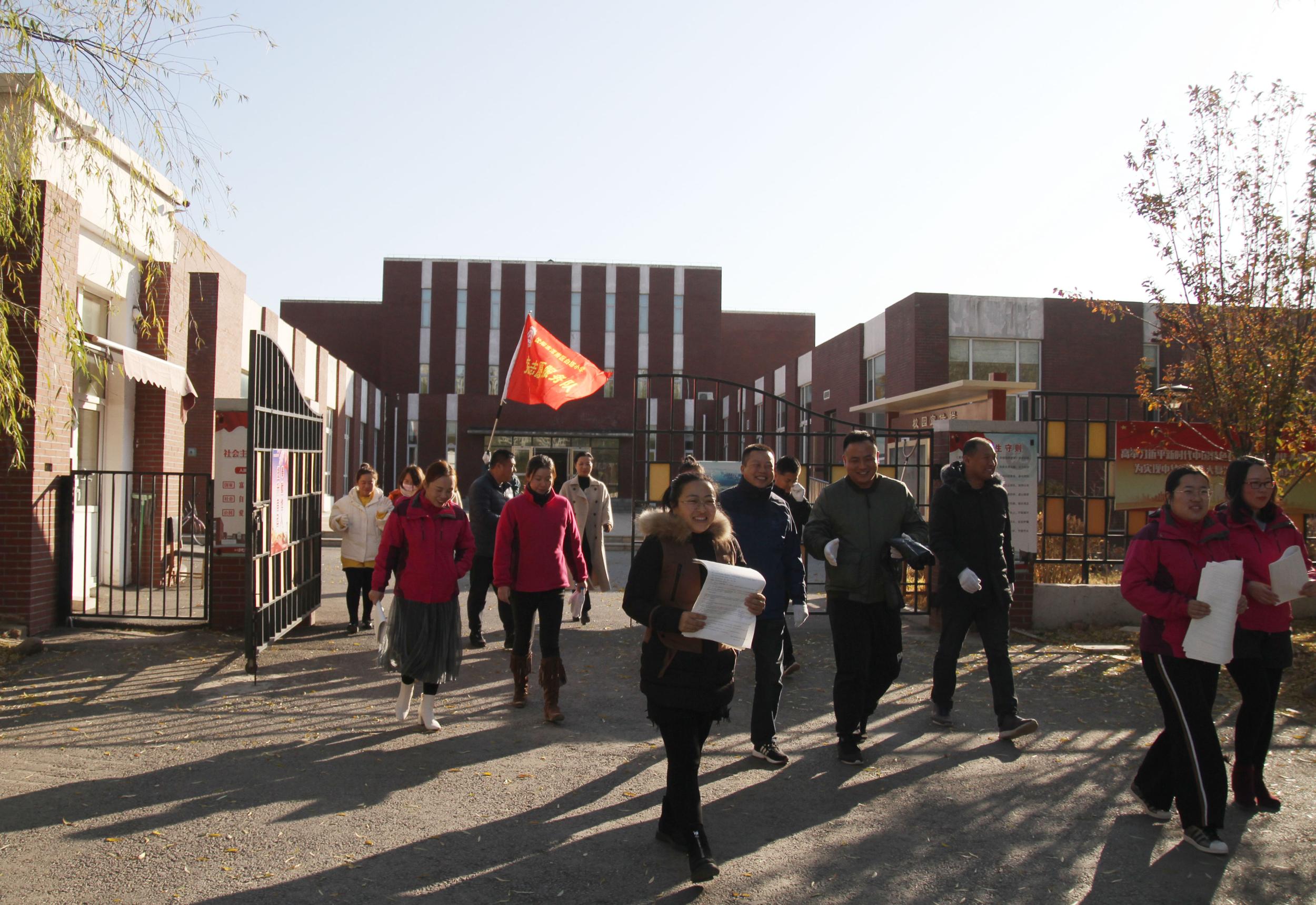 白塔小学党员志愿者服务队进社区开展垃圾分类宣传活动