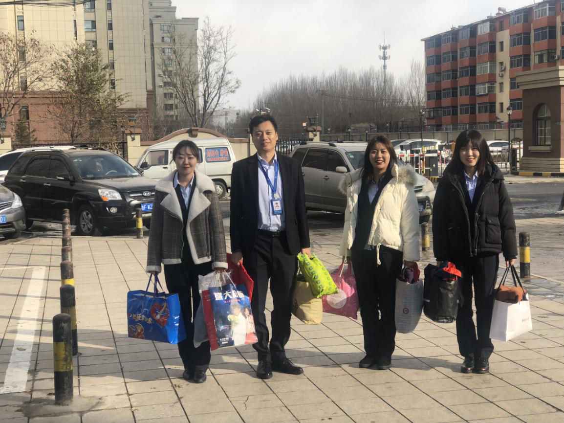 优品天地社区政协委员进社区“捐赠衣物 送温暖”活动