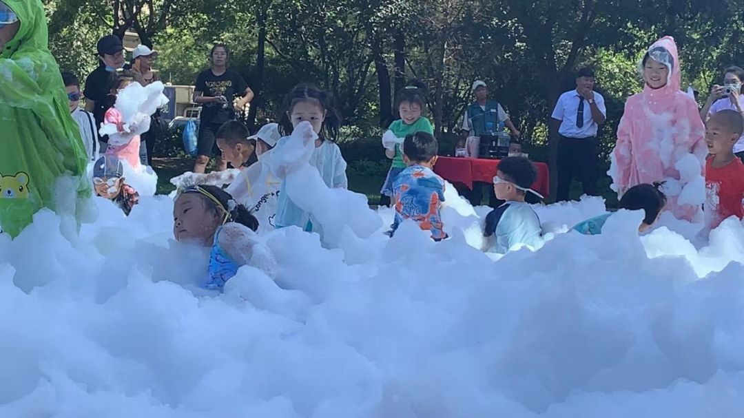 恒大江湾社区举办“泡泡大战 嗨爆暑期”活动