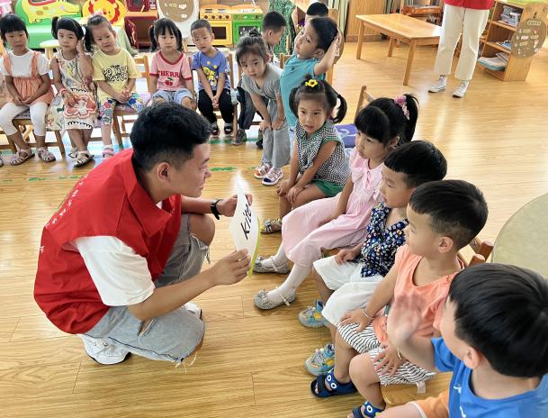 “幸福教育”进社区 “我”与孩子共成长