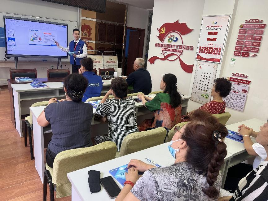 塞纳社区举行“科技助老”活动