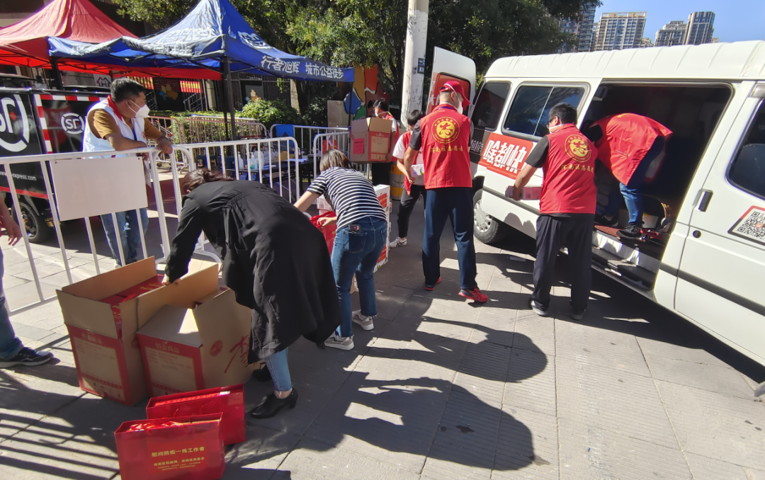 区慈善会慰问疫情防控一线工作人员