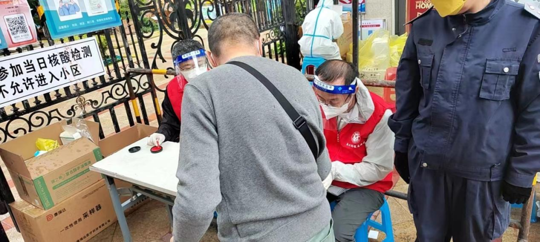 五三街道：雨中暖心服务 保障应检尽检