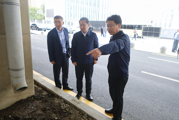 区委书记闫占峰现场查看政法大厦规划建设有关工作