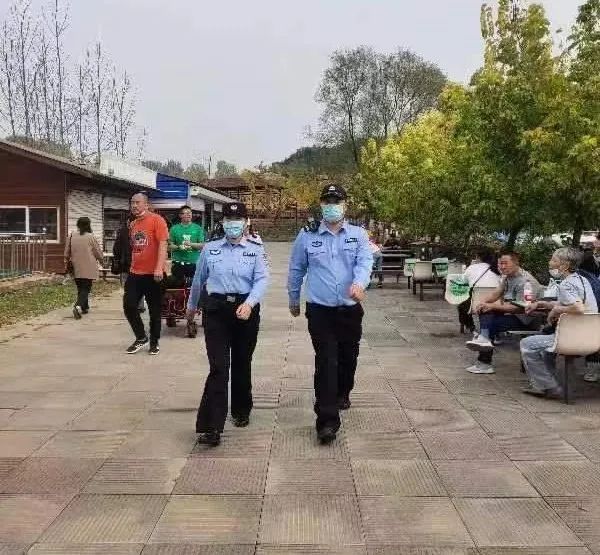 上路面、下社区！巡逻民警及时处置交通安全隐患