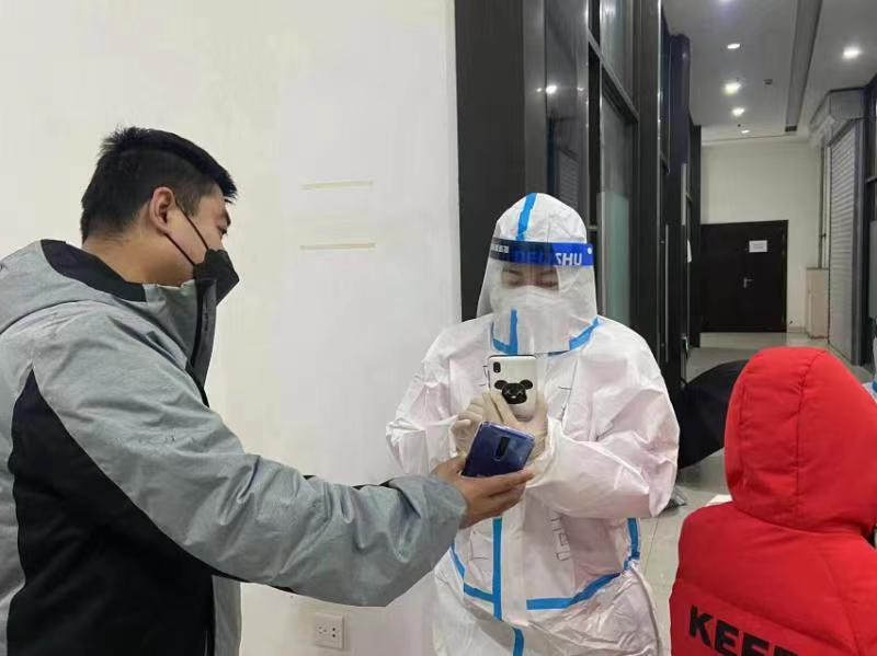 人大代表勇担当 “疫”线在前为人民