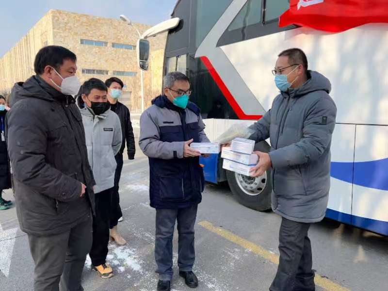 “健康大篷车”开进企业 慰问职工提供医疗保障