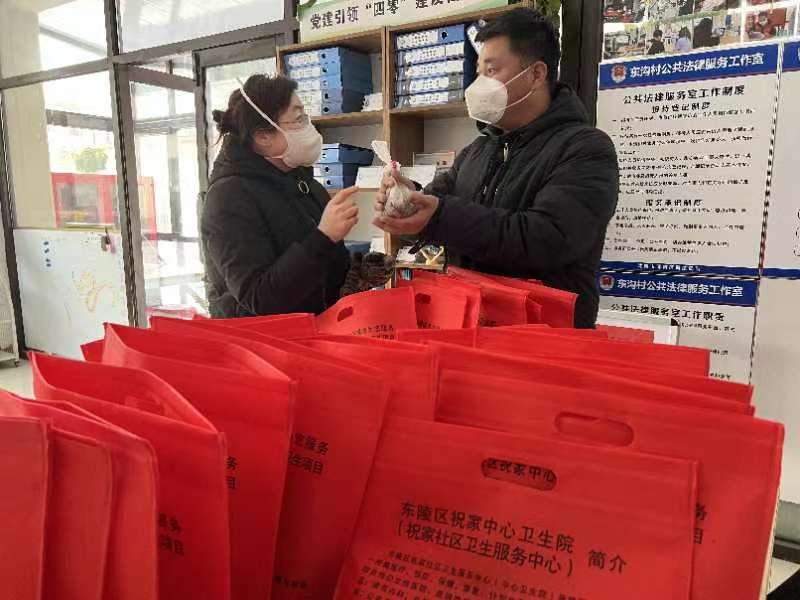 祝家街道:派发“暖冬健康包” 温暖村民心
