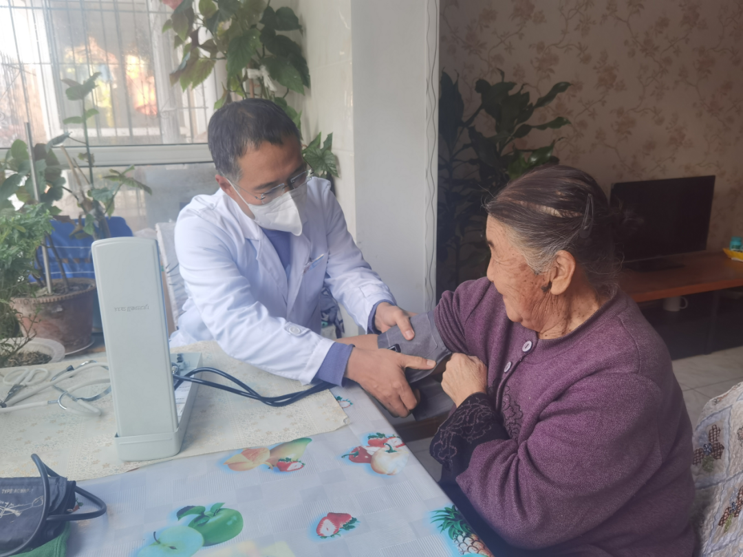 家庭医生上门服务让社区居民更有“医”靠