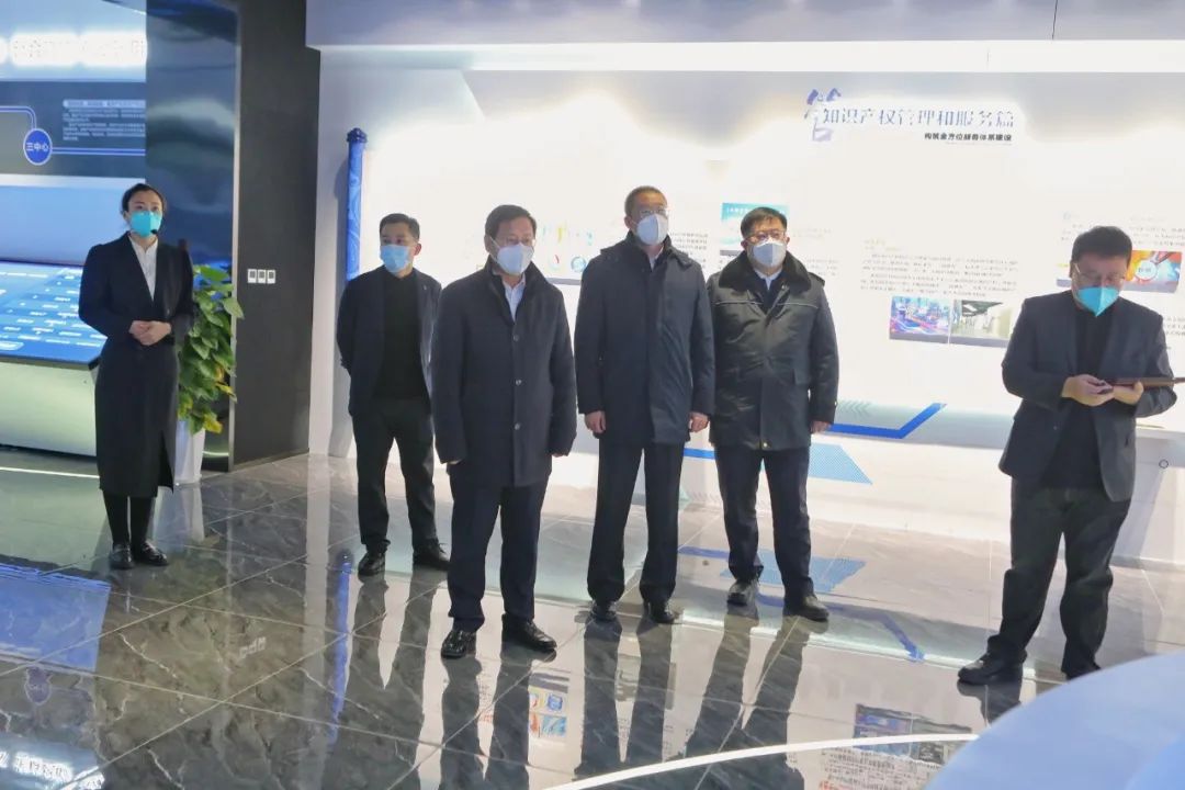 区委书记闫占峰调研知识产权大厦