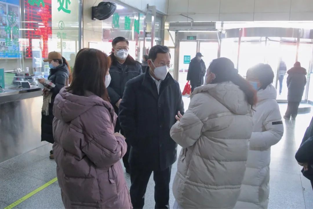 区委书记闫占峰调研我区医疗机构