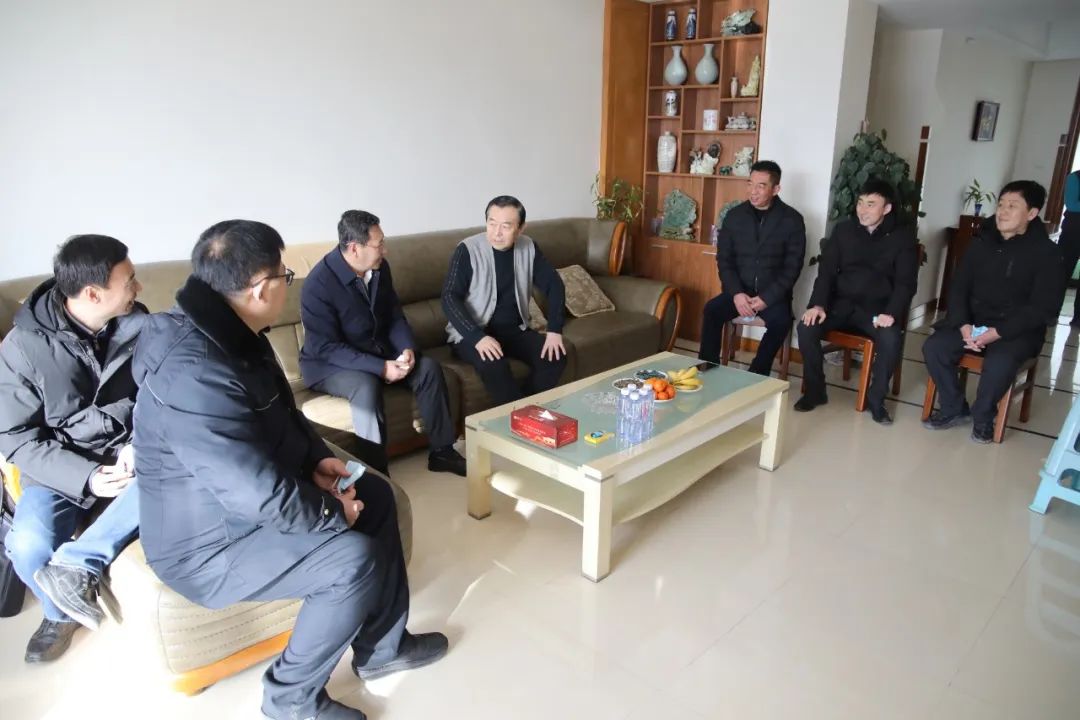 区委书记闫占峰节前走访慰问我区老党员、老干部